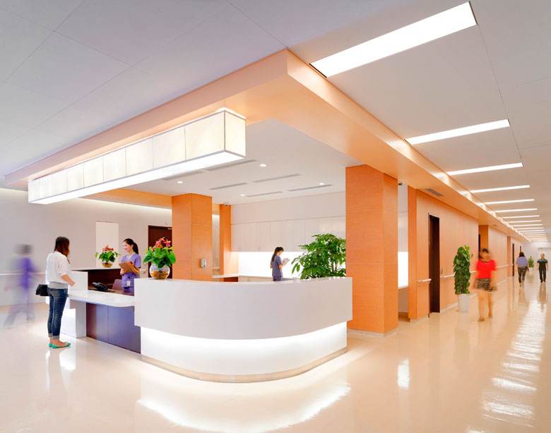 康复中心设计如何体现医疗楼建筑的自然感？